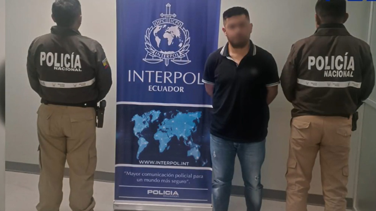 Un hombre acusado por asesinado fue extraditado desde Colombia hacia Ecuador. (Policía Nacional)