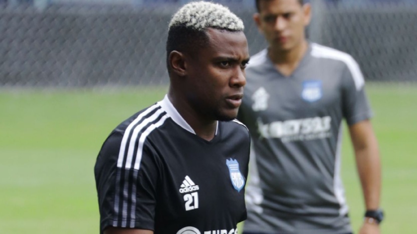 El exfutbolista Marcos Caicedo en un entrenamiento con Emelec (Foto: API)