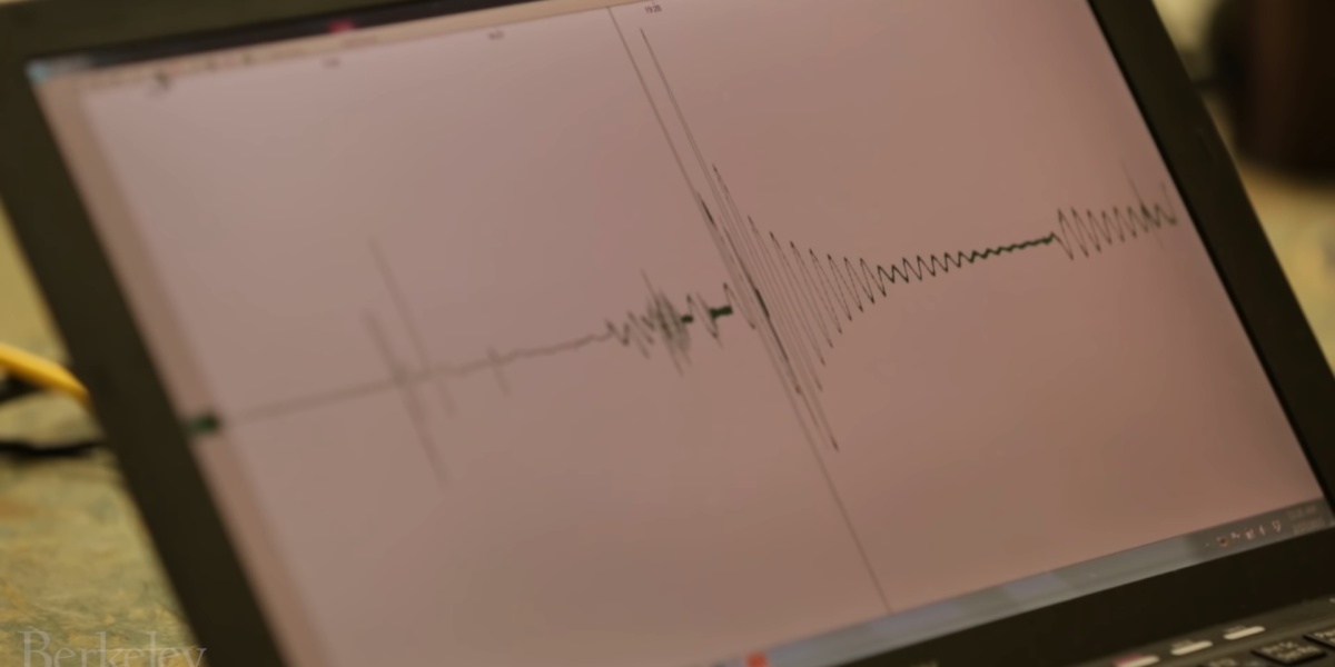Un sismógrafo capta el registro de un movimiento telúrico. (UC Berkeley)