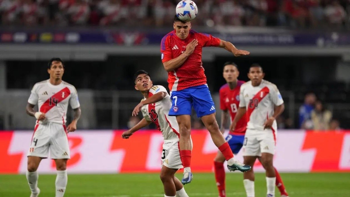 Jugadores de ambas selecciones disputando el balón. (ARCHIVO)