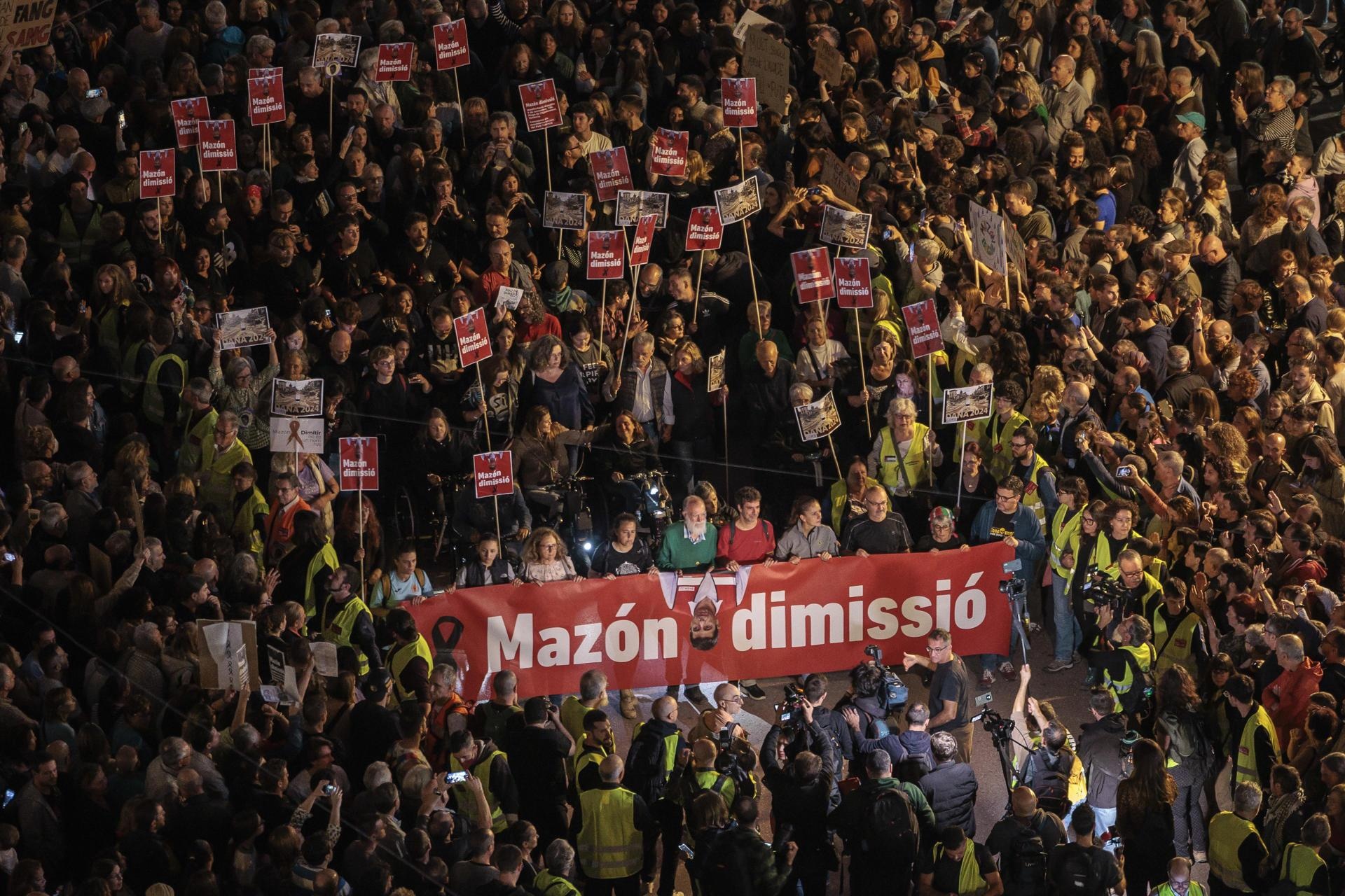 Manifestación en la ciudad española de Valencia para exigir la dimisión del presidente regional valenciano, Carlos Mazón, por la gestión de la catástrofe causada por las lluvias torrenciales. (Foto: EFE)