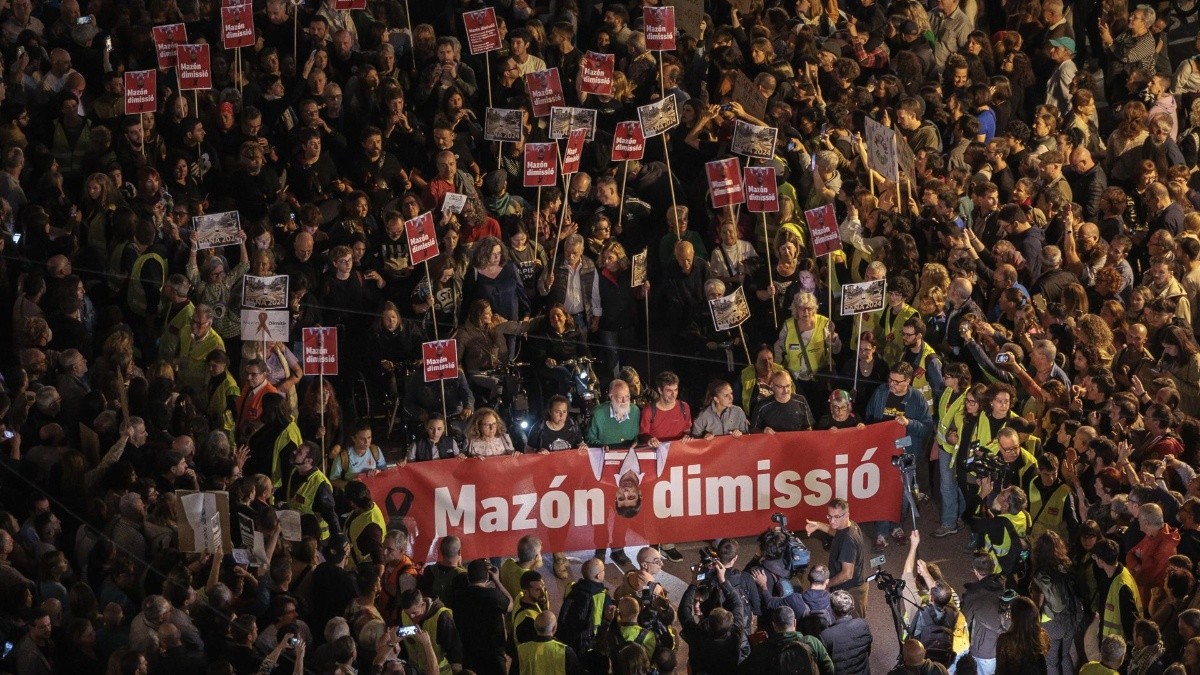 Manifestación en la ciudad española de Valencia para exigir la dimisión del presidente regional valenciano, Carlos Mazón, por la gestión de la catástrofe causada por las lluvias torrenciales. (Foto: EFE)
