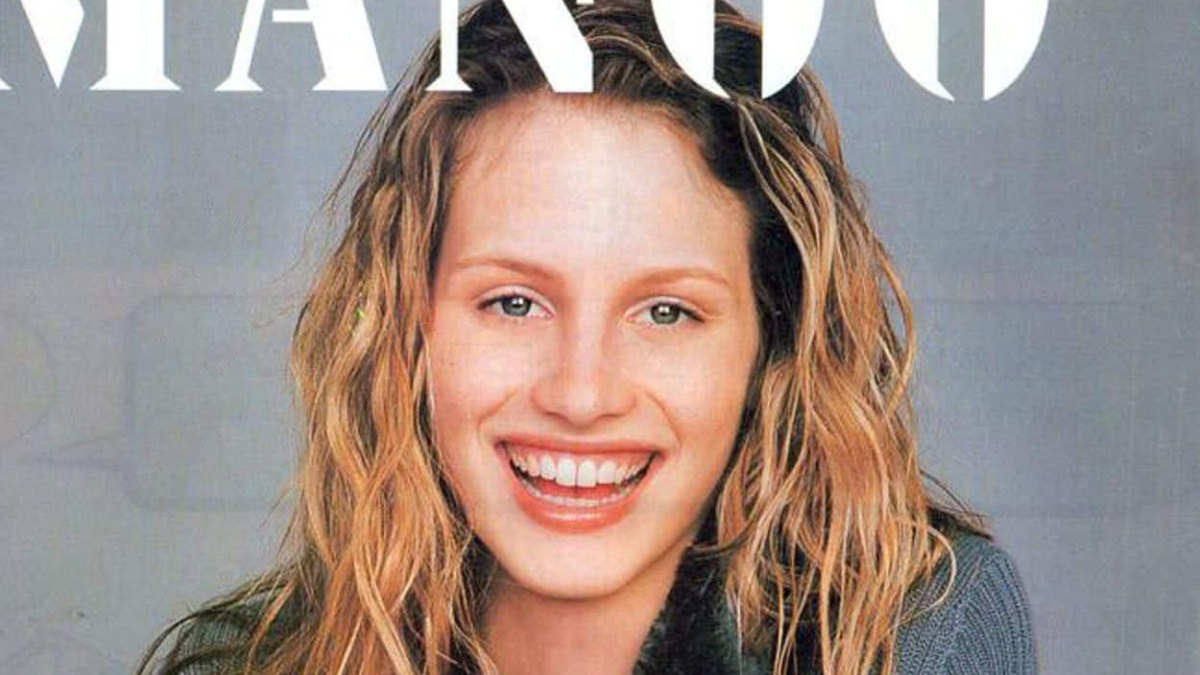 Imagen de archivo de Georgina Cooper, un ícono de la moda de los 90, famosa por su característica sonrisa con los dientes separados. (RRSS)