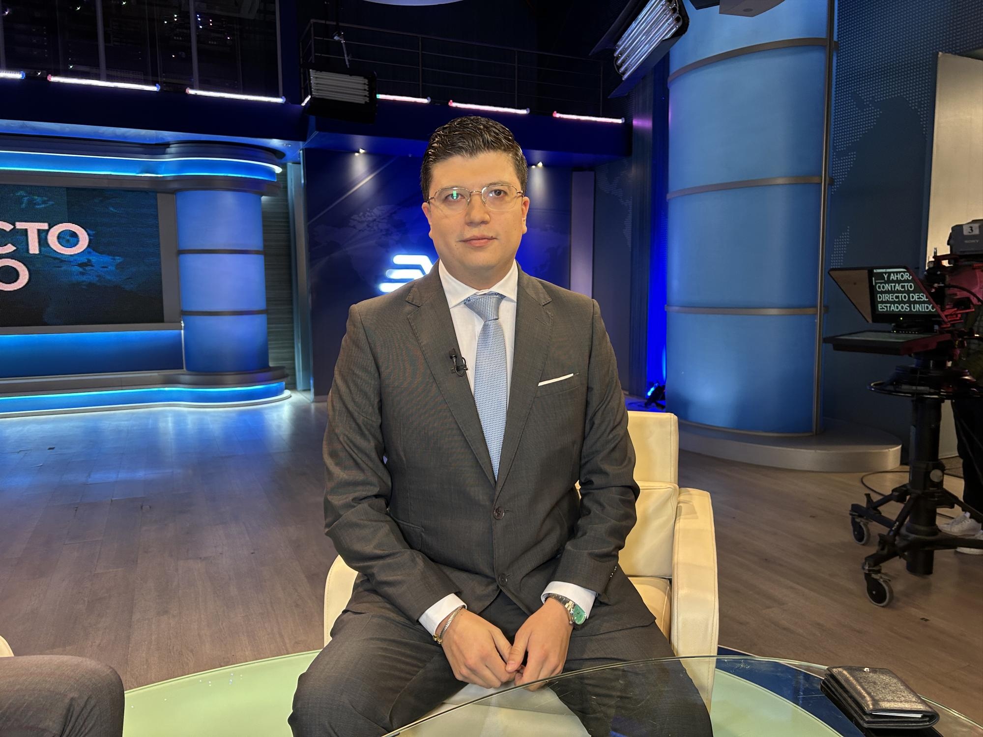 El constitucionalista André Benavides en el set de Ecuavisa en Quito. (Nelson Dávalos / Ecuavisa)