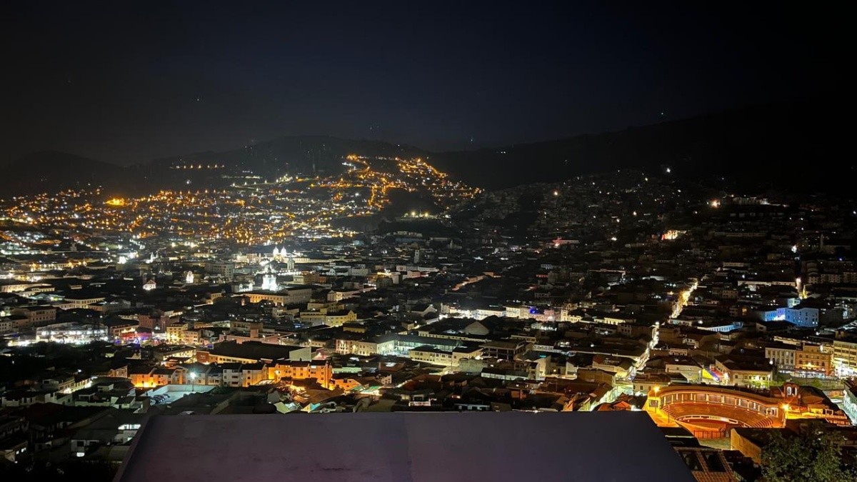 La zona de San Juan y La Basílica sin electricidad, en el Centro Histórico de Quito. (Diego Bravo C. / Ecuavisa)