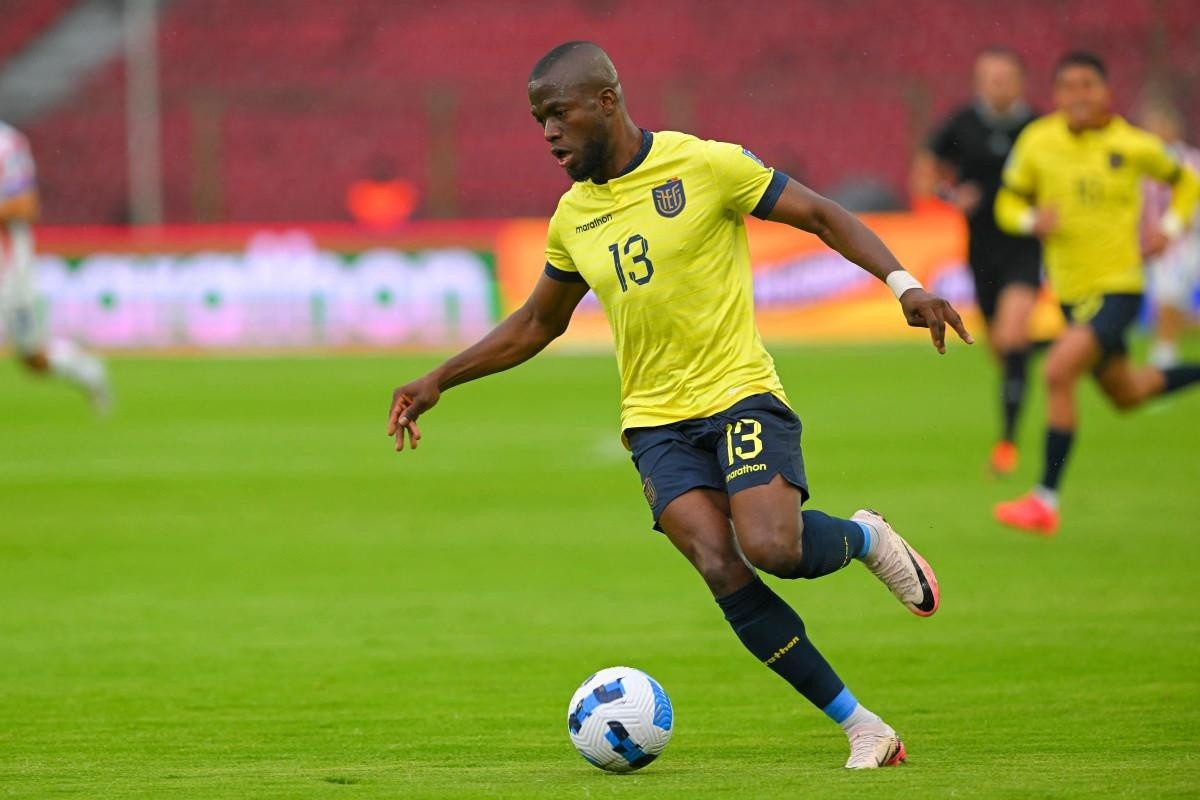 Enner Valencia en el partido de la selección de Ecuador contra Perú por las Eliminatorias Sudamericanas (AFP)