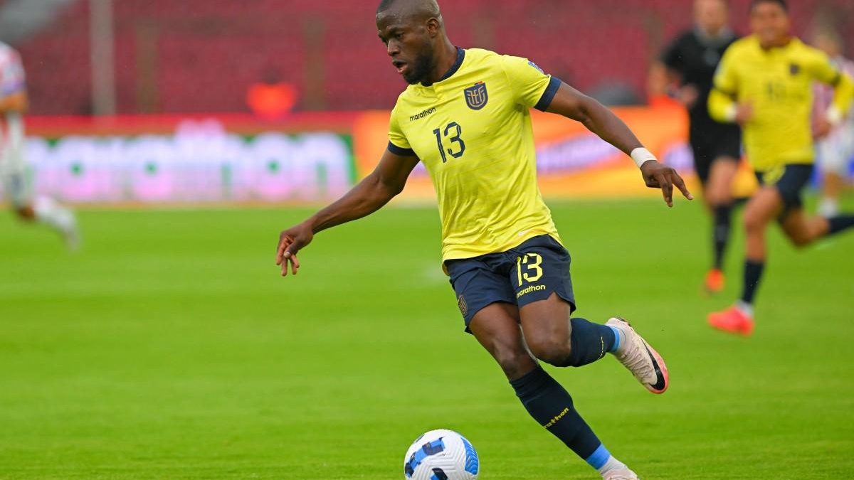Enner Valencia en el partido de la selección de Ecuador contra Perú por las Eliminatorias Sudamericanas (AFP)