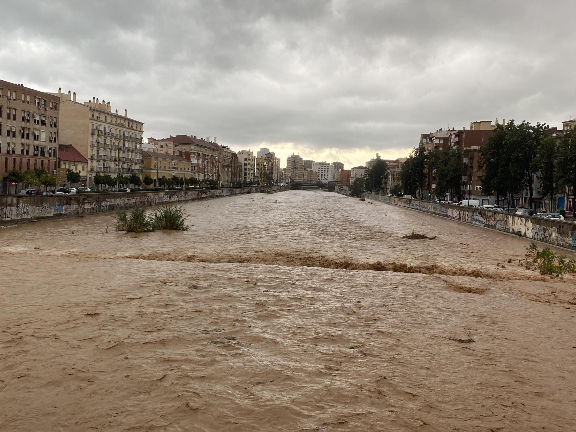 MÁLAGA, 13/11/2024.-Fuertes lluvias se registran causando inundaciones en las principales avenidas de todos los distritos de la ciudad. (María Alonso / EFE)