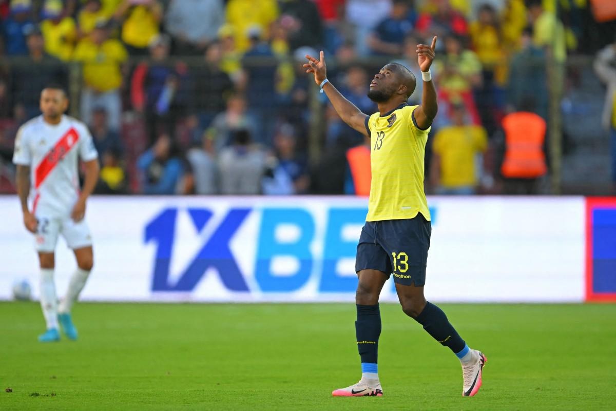 El delantero de la selección de Ecuador, Enner Valencia, celebra su gol contra Perú por las Eliminatorias  (AFP)
