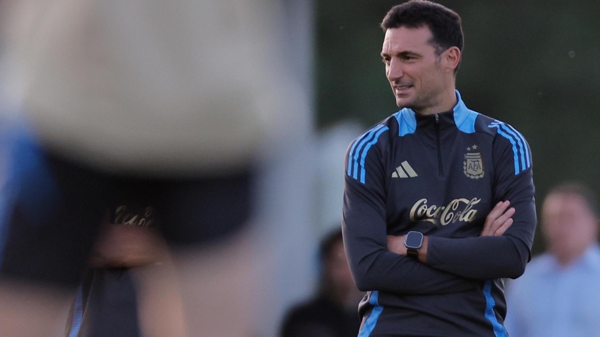 El seleccionador de Argentina, Lionel Scaloni, asiste a un entrenamiento, previo al partido contra Paraguay por la fecha 11 de las Eliminatorias Sudamericanas al Mundial de 2026 (EFE)