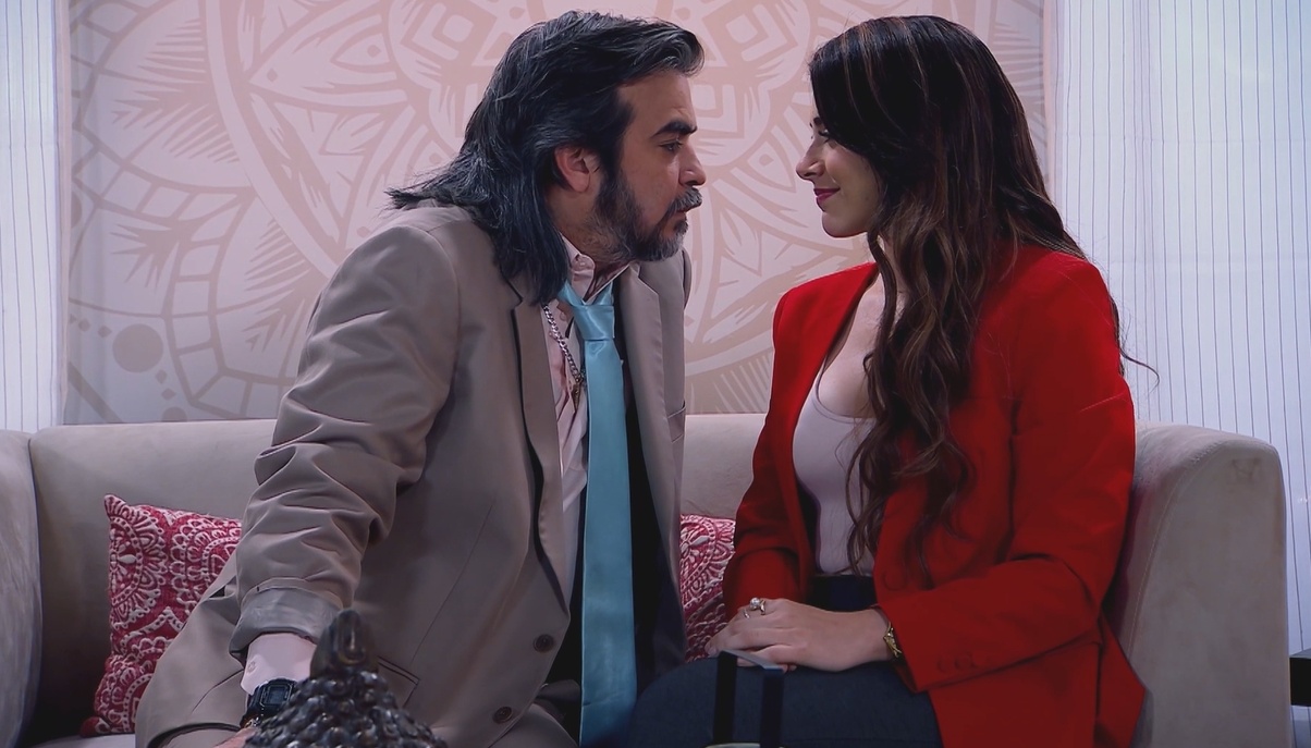 Pepe Pancho y Carolina en la escena del beso. (Ecuavisa)
