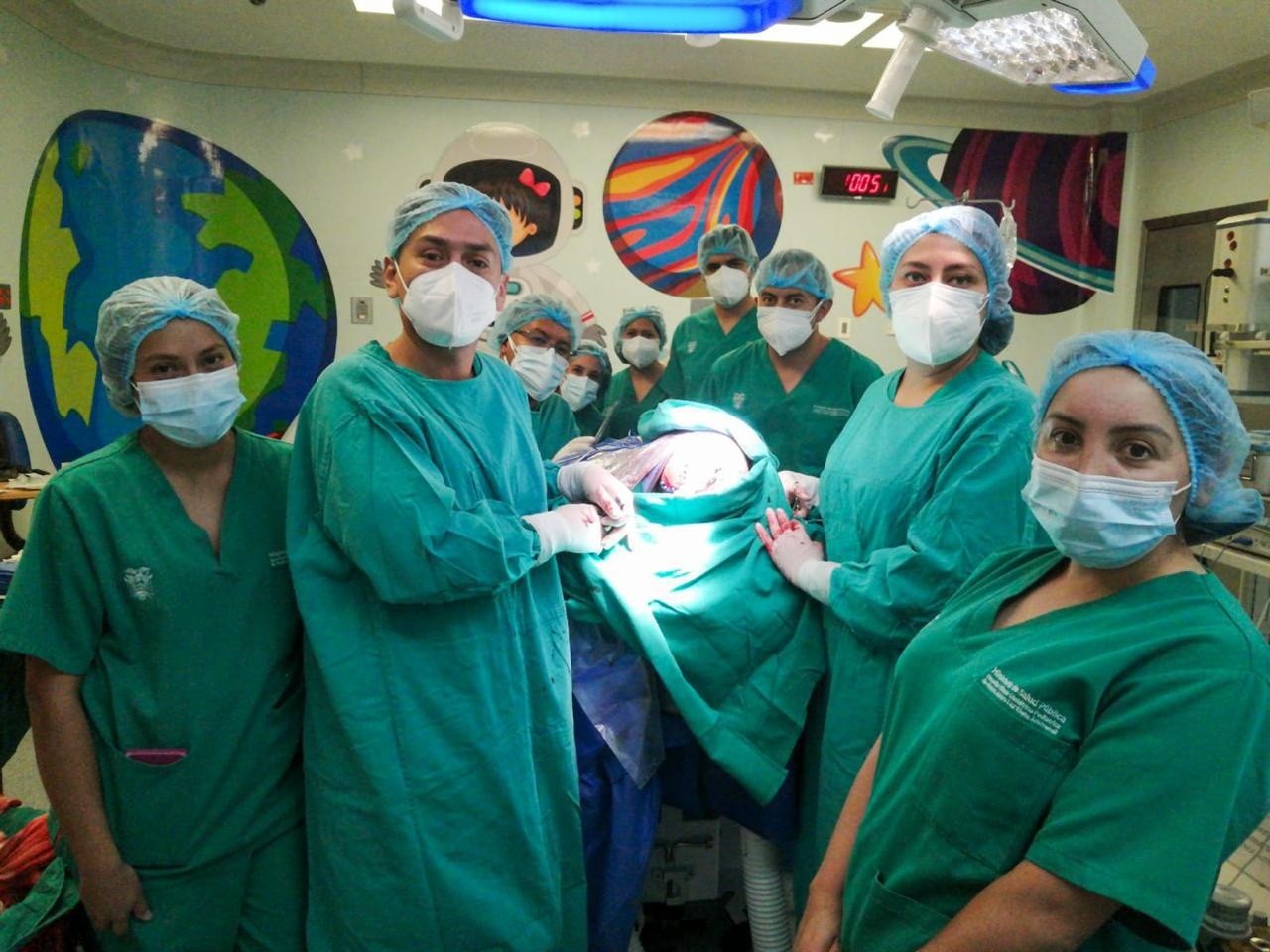 Médicos de Hospitales de Quito y Riobamba en cirugía craneal guiada por IA. (Ministerio de Salud Pública)