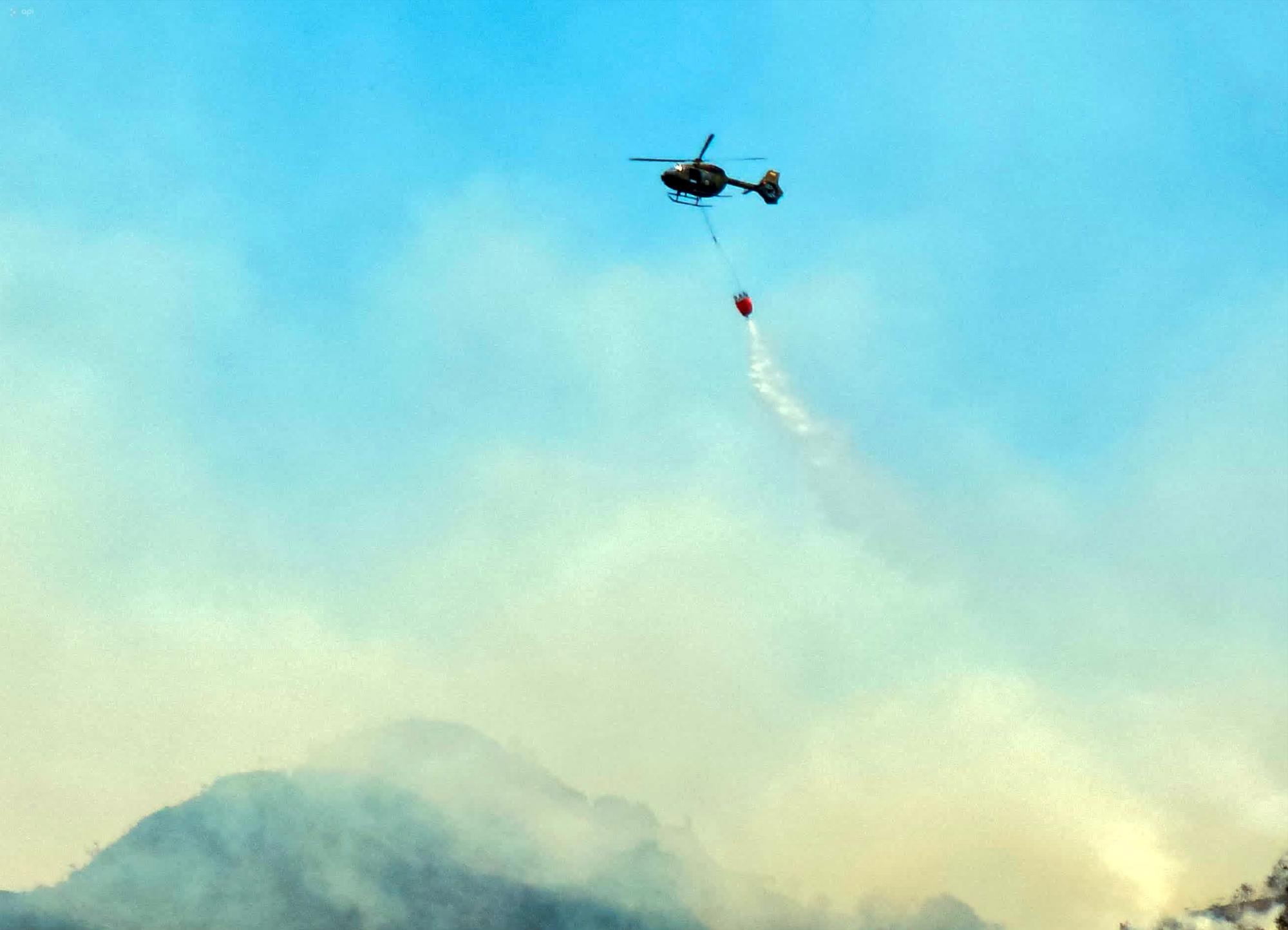 Dos helicópteros con sistema Bambi Bucket aportarán en la extinción del fuego. (API)