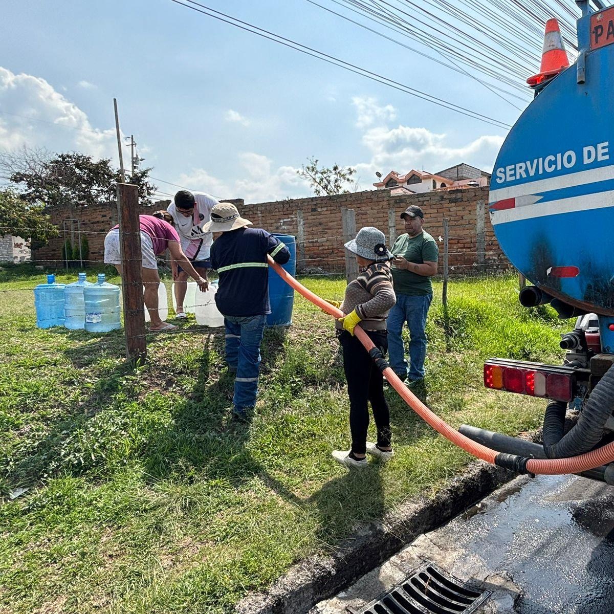 El agua en los sectores afectados se distribuye mediante tanqueros. (Epmaps)