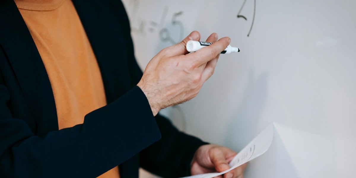 Imagen referencial de un docente. (Canva)