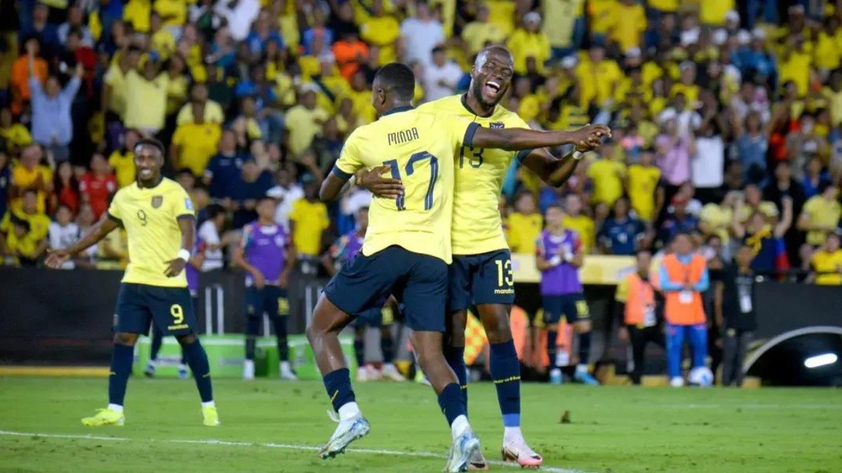 Jugadores de Ecuador celebrando la goleada por 4-0 sobre Bolivia. (FEF)
