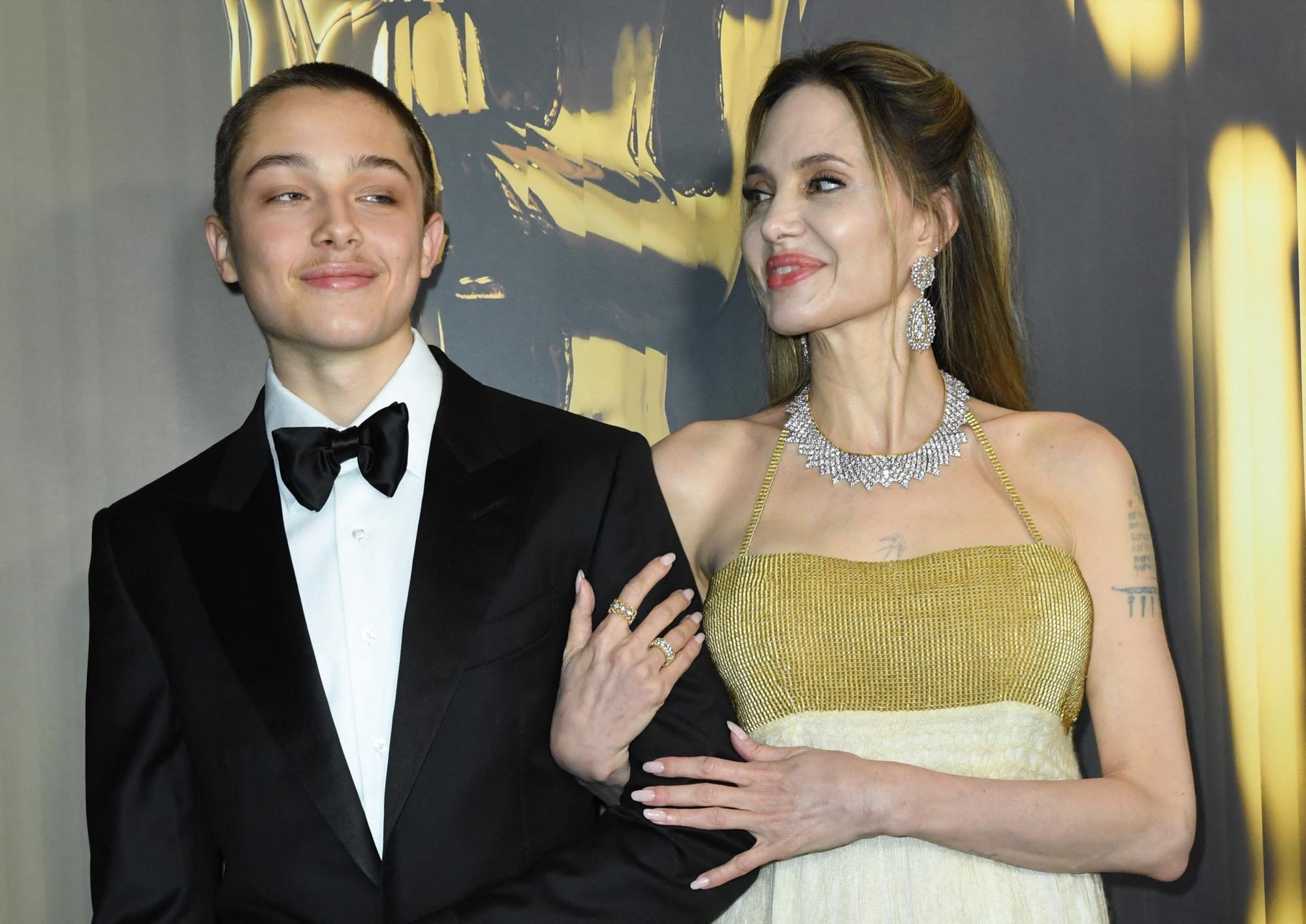 La actriz estadounidense Angelina Jolie y su hijo Knox Jolie-Pitt llegan a la 15ª edición anual de los Premios del Gobernador de la Academia de Artes y Ciencias Cinematográficas en el Ray Dolby Ballroom de Los Ángeles el 17 de noviembre de 2024. (VALERIE MACON / AFP)