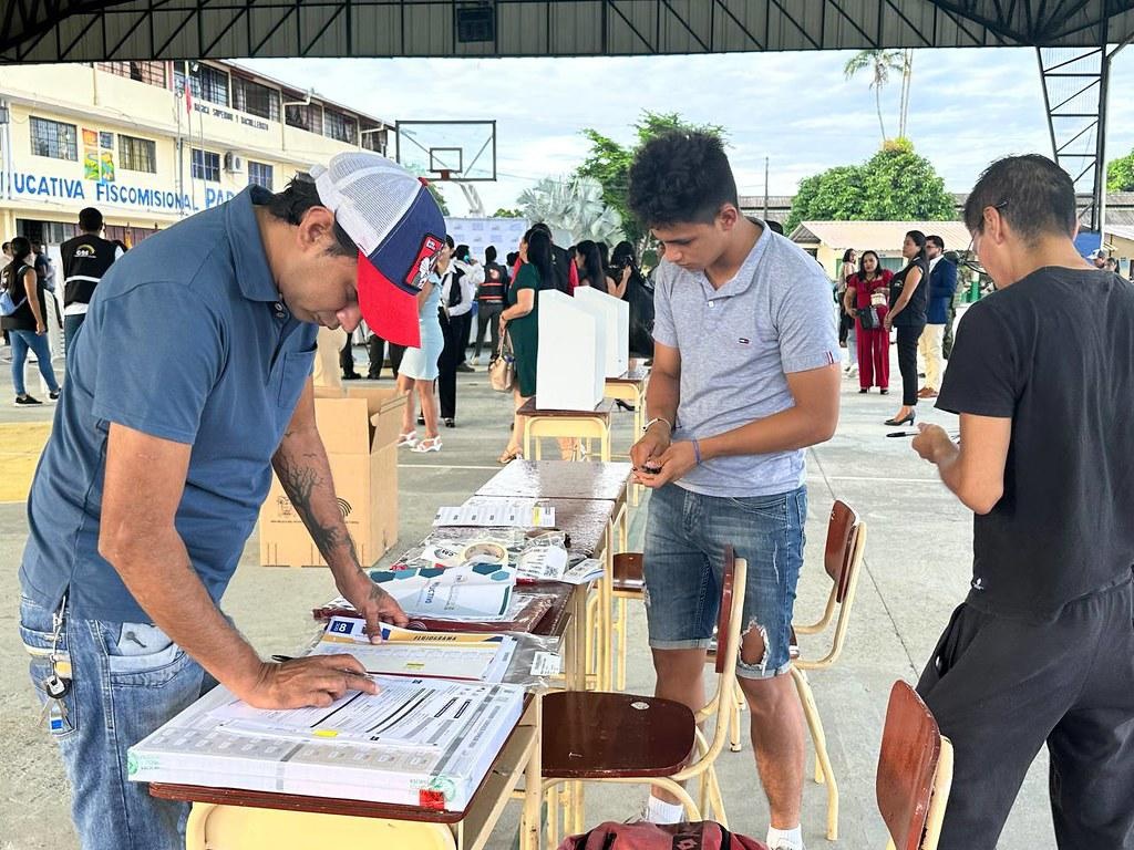 Imagen de miembros de mesa electoral en la votación por la consulta popular en abril del 2024. (CNE)