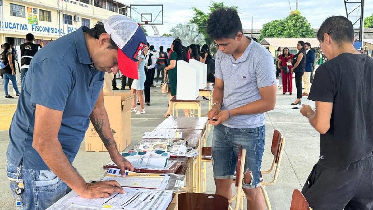 Imagen de miembros de mesa electoral en la votación por la consulta popular en abril del 2024. (CNE)