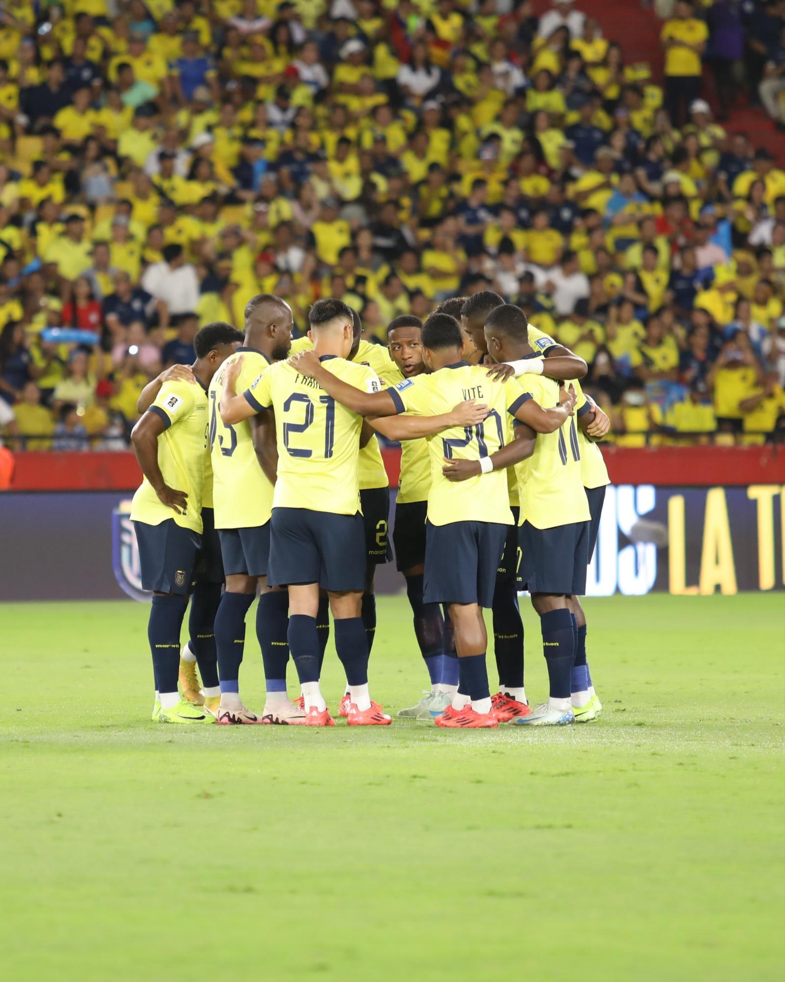 Jugadores de Ecuador reunidos en el centro del campo previo al partido ante Bolivia por la fecha 11 de las Eliminatorias (Foto: La Tri)