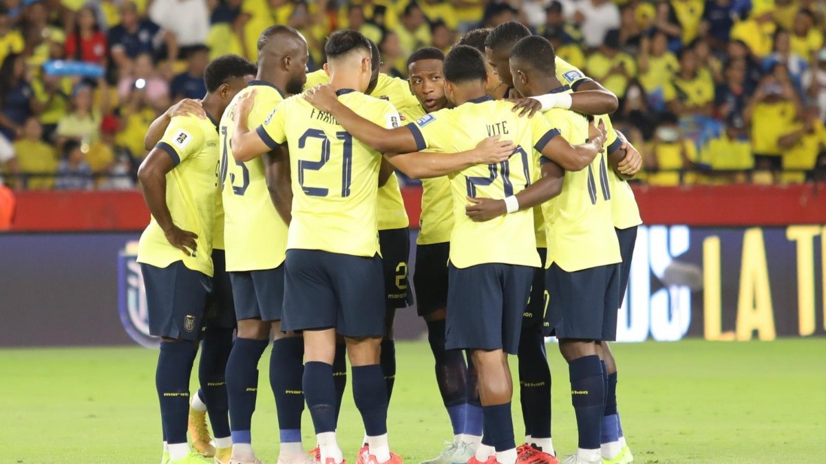 Jugadores de Ecuador reunidos en el centro del campo previo al partido ante Bolivia por la fecha 11 de las Eliminatorias (Foto: La Tri)