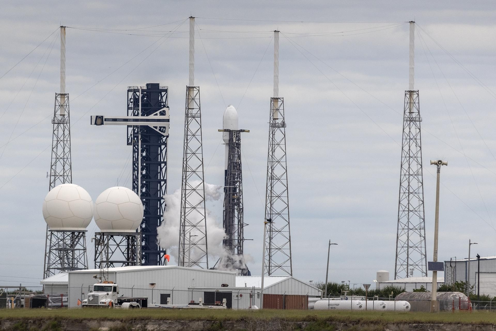 El lanzamiento espacial Delta 45 GSAT-20 sobre un SpaceX Falcon 9 está acoplado en el complejo de lanzamiento espacial 40 en Florida. (CRISTOBAL HERRERA-ULASHKEVICH / EFE)
