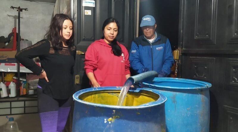 La gente guarda el agua en canecas y tanques. (Cortesía de Quito Informa)