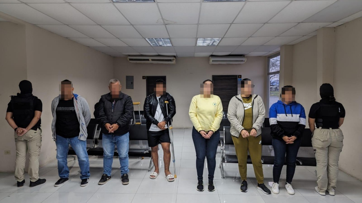 Imagen de Azhael Roldán, hijo del excabecilla criminal Junior Roldán, junto a personas de su círculo, tras ser detenidos en abril del 2024. (Policía Nacional)
