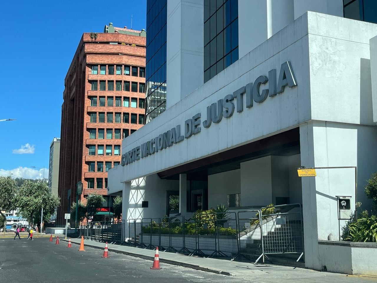 La fachada del edificio de la Corte Nacional de Justicia, en la zona bancaria y comercial de Quito. (Archivo / Ecuavisa)