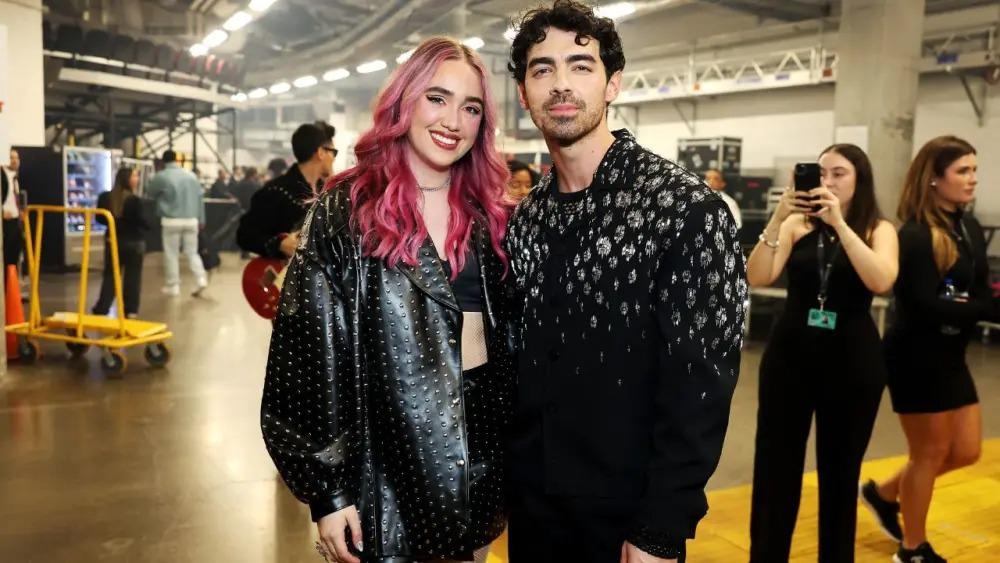Fotografía de la cantante colombiana Ela Tuabert y el ícono Joe Jonas (INTERNET)