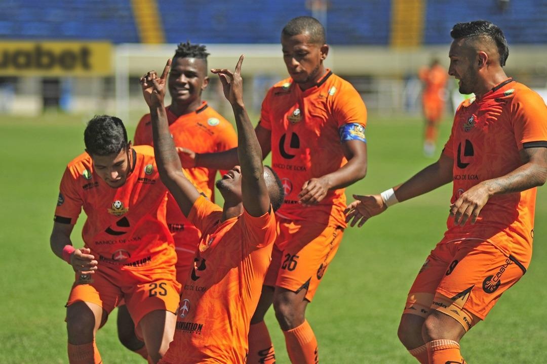 Jugadores de Libertad celebrando un gol. (API)