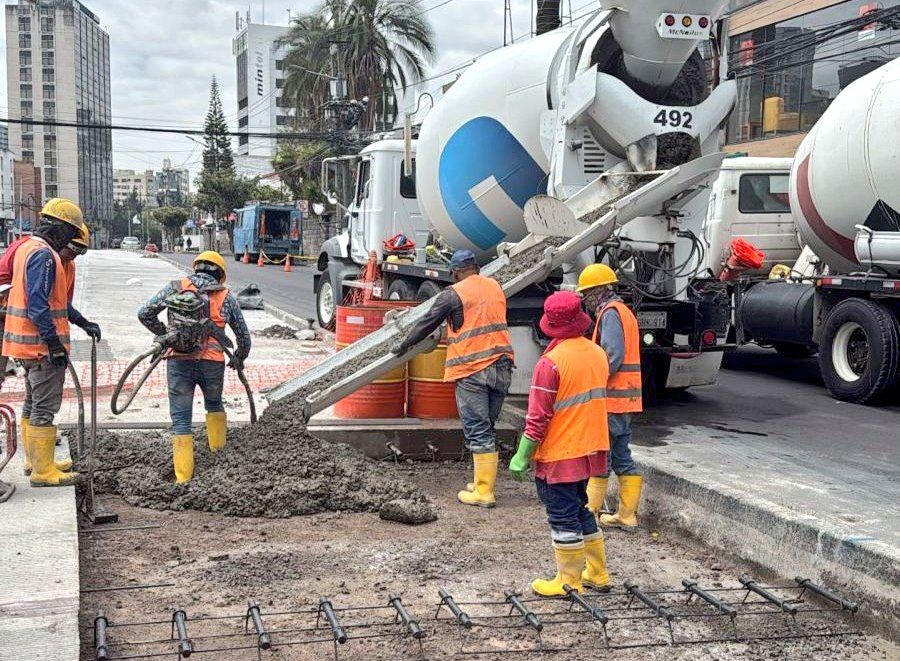 En la avenida 6 de Diciembre, la Epmmop intervino en el carril central donde circula la Ecovía. (Cortesía de Epmmop)
