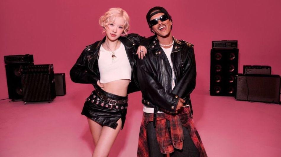 Fotografía del cantante Bruno Mars junto a la vocalista de BLACKPINK Rosé (INTERNET)