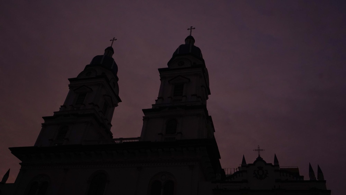 Imagen referencial de Guayaquil durante los cortes de luz. (API)