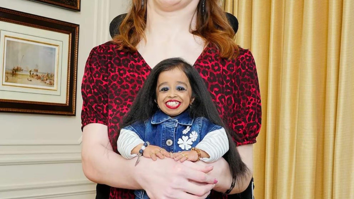 Fotografía de la mujer más alta junto a la más baja del mundo (Récord Guinness)