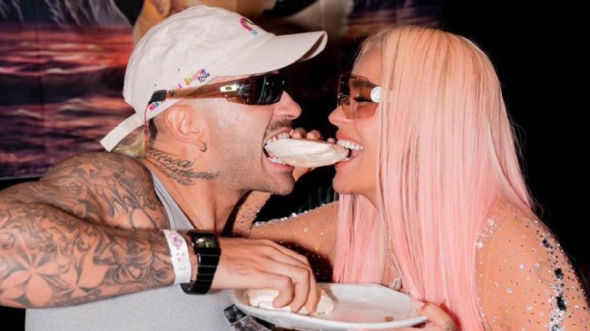 Karol G y Feid son dos de los artistas urbanos más populares del momento, ambos originarios de Medellín, Colombia. Su música, que fusiona diversos géneros como el reggaetón y el pop, ha conquistado a millones de fans en todo el mundo y han colaborado en varias ocasiones, creando éxitos que se han vuelto virales en las redes sociales. (RRSS)