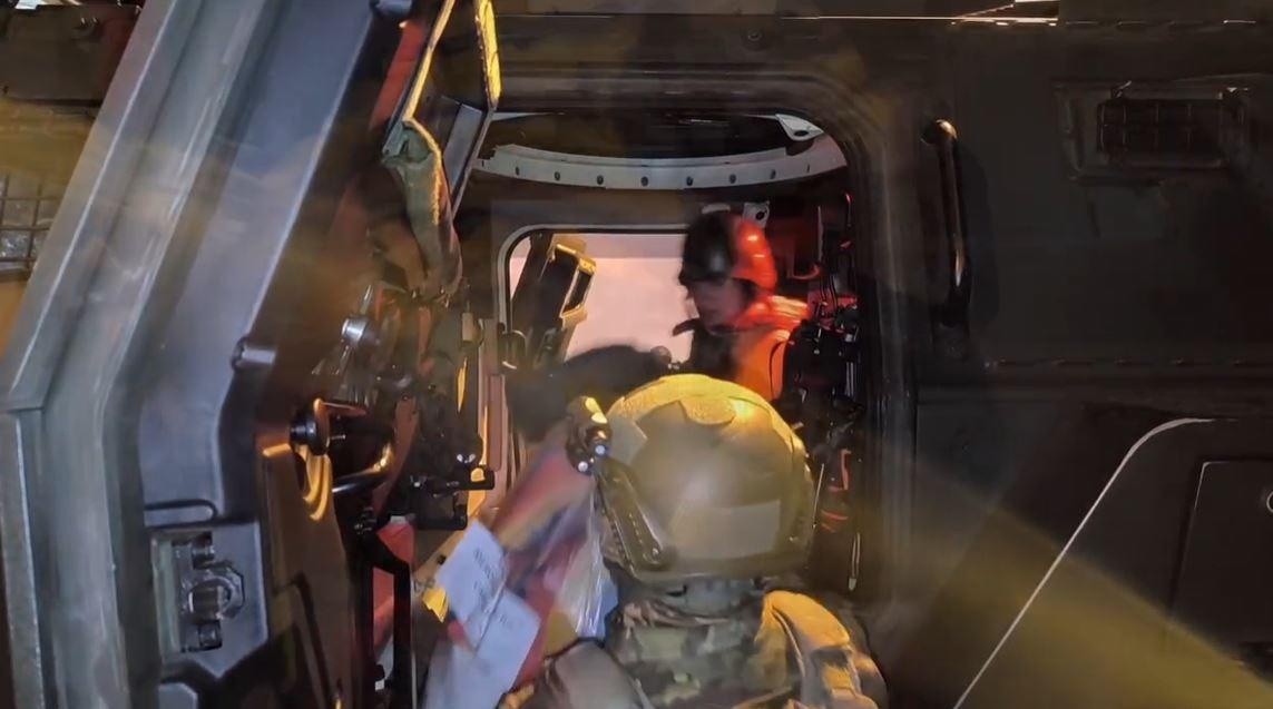 Momento del traslado de Mayra Salazar.  (Ecuavisa)