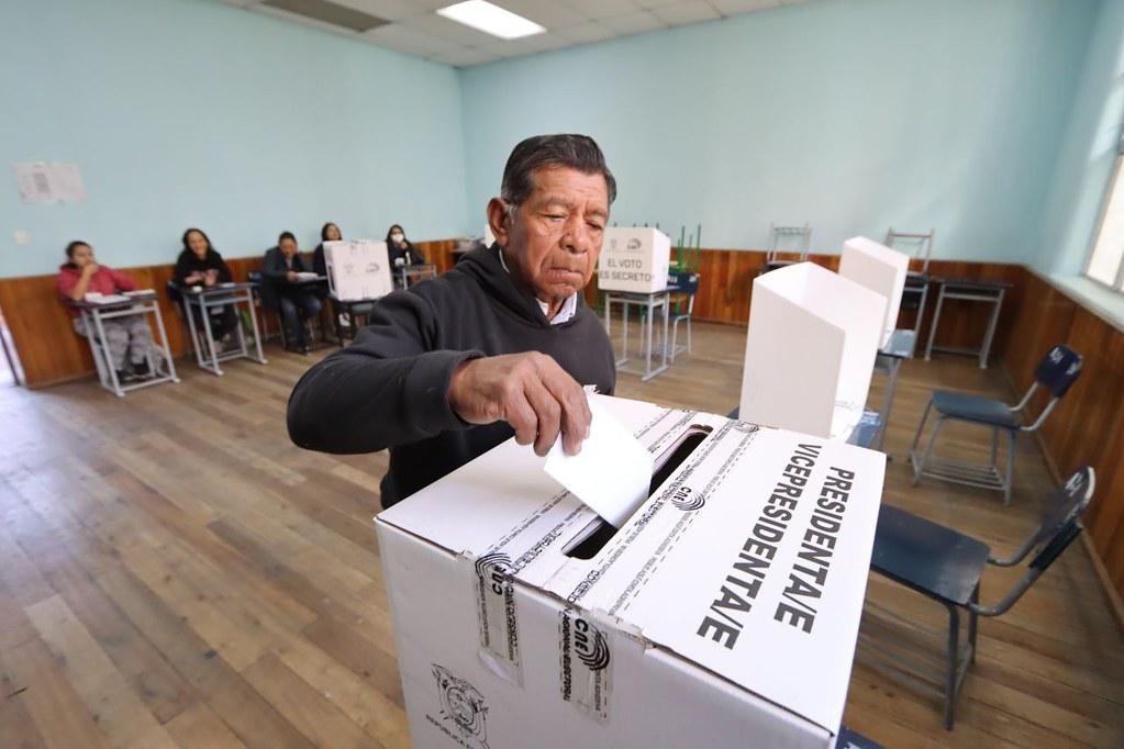 Una persona ejerciendo su derecho al voto, el pasado 15 de octubre de 2023. (CNE)