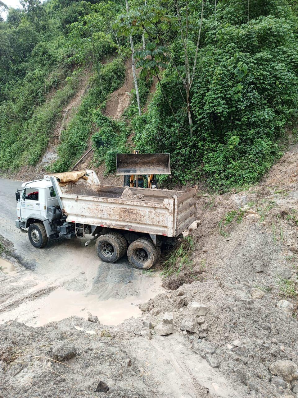 En la imagen se visualiza a maquinarias trabajar en la zona; el ministerio de Transporte informó que la vía alterna es Cuenca-Molleturo-El Empalme-Naranjal-Machala. (Foto: Ministerio de Transporte y Obras Públicas.)