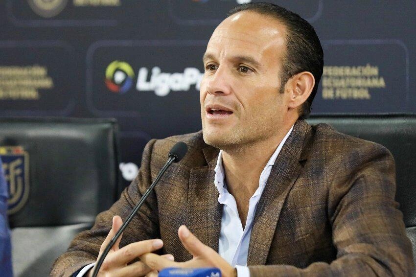 Presidente de la Federación Ecuatoriana de Fútbol, Francisco Egas, en rueda de prensa (Foto: Internet)