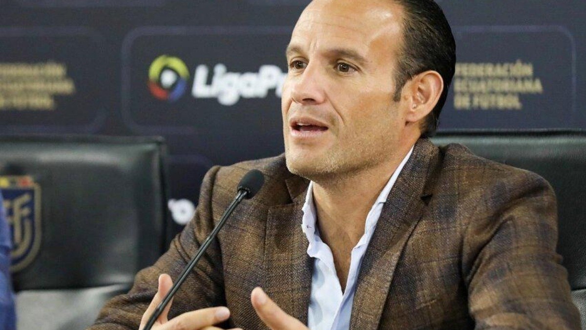 Presidente de la Federación Ecuatoriana de Fútbol, Francisco Egas, en rueda de prensa (Foto: Internet)