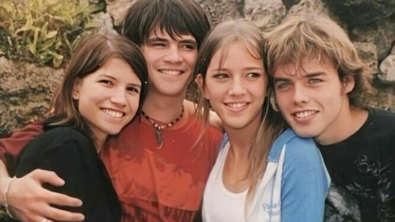Erreway fue una banda de pop rock argentina que surgió de la exitosa telenovela juvenil Rebelde Way, conquistando a millones de adolescentes con sus canciones pegadizas y sus interpretaciones en la serie. (RRSS)