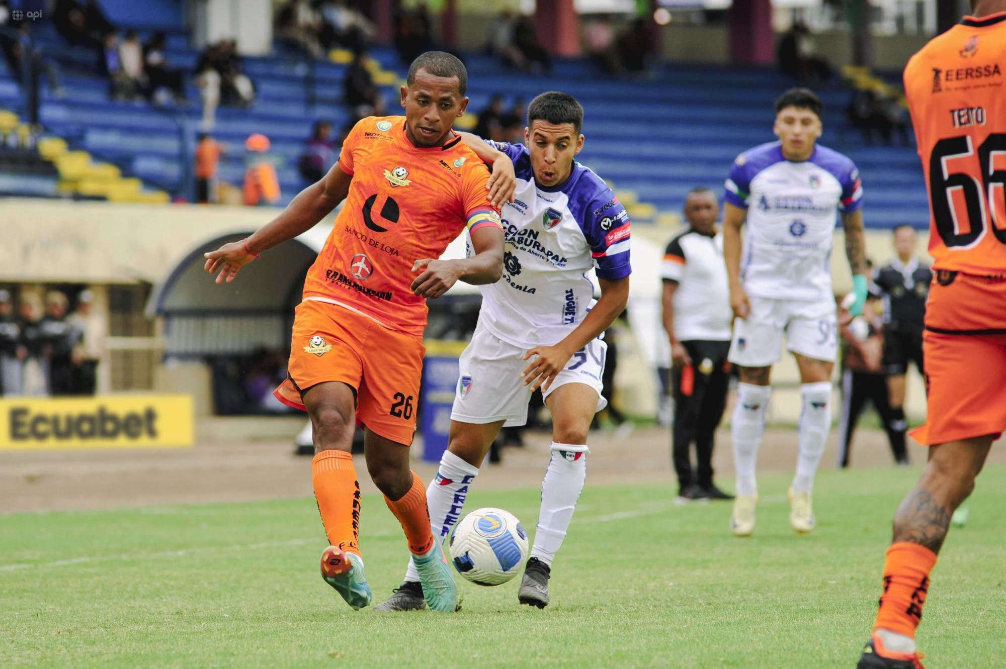 Libertad FC e Imbabura SC compiten por salvarse del descenos. (API)