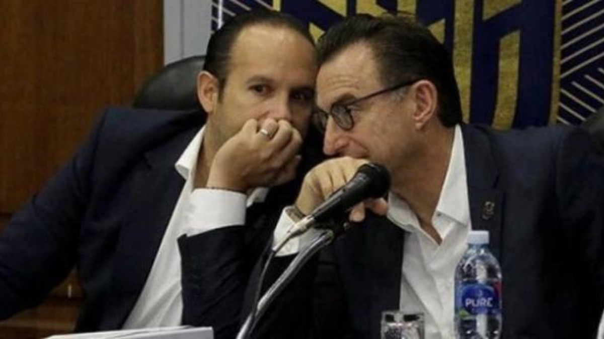 Francisco Egas, presidente de la Federación Ecuatoriana de Fútbol junto a Michel Deller. (ARCHIVO)