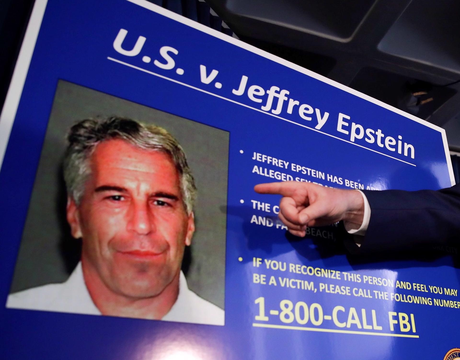 Vista del cartel con el que la Justicia estadounidense pedía el arresto del fallecido financiero estadounidense Jeffrey Epstein, en una fotografía de archivo. (JASON SZENES / EFE)