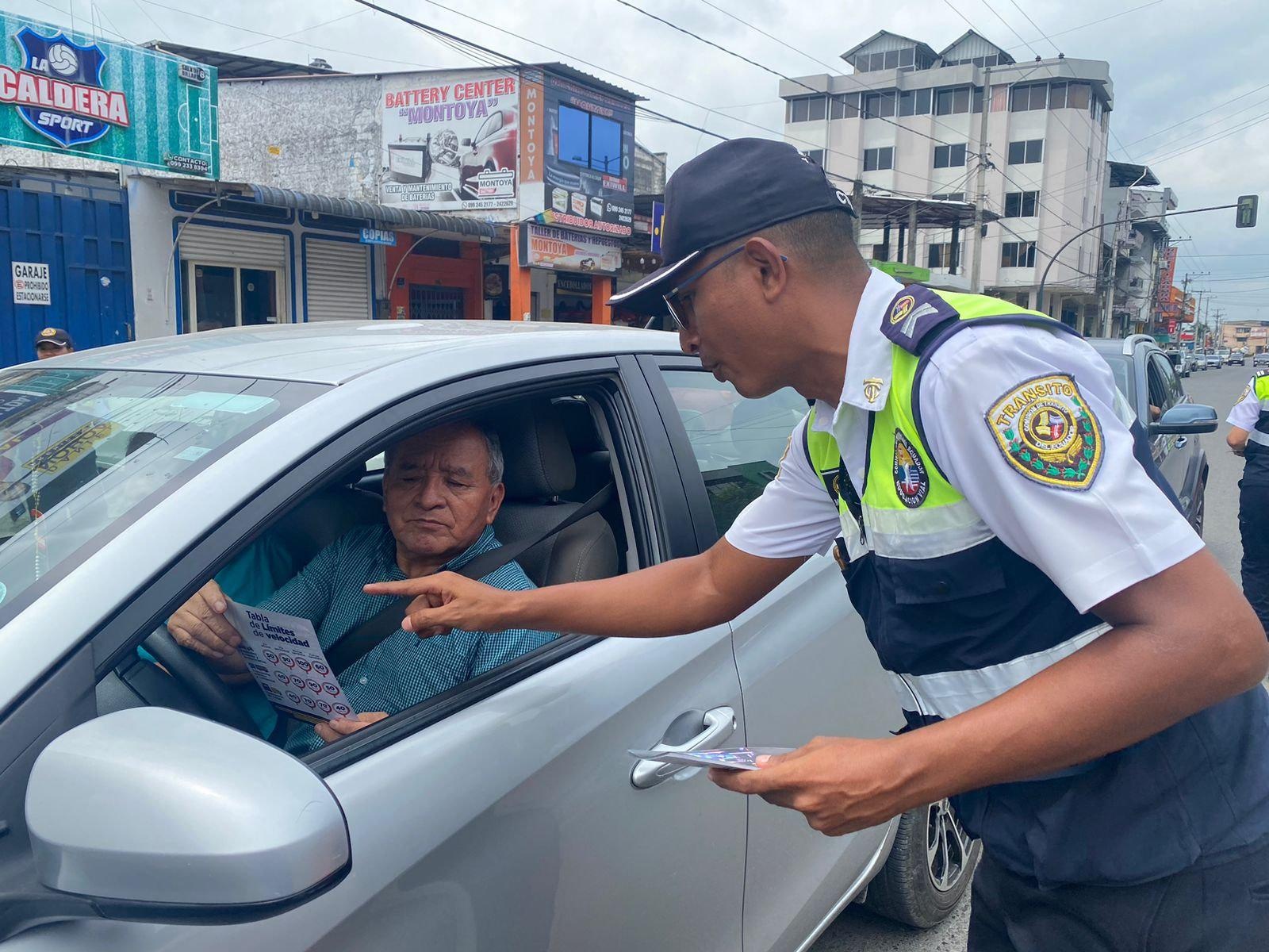 Agente de la ANT verificando documentación vehicular. (X/@ANT_ECUADOR)