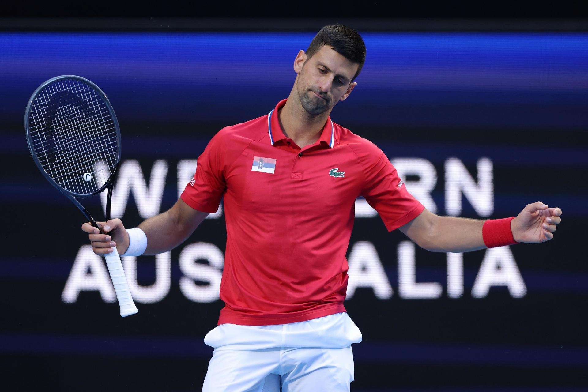 El serbio Novak Djokovic lamenta un punto perdido frente al australiano Alex de Minaur (EFE)