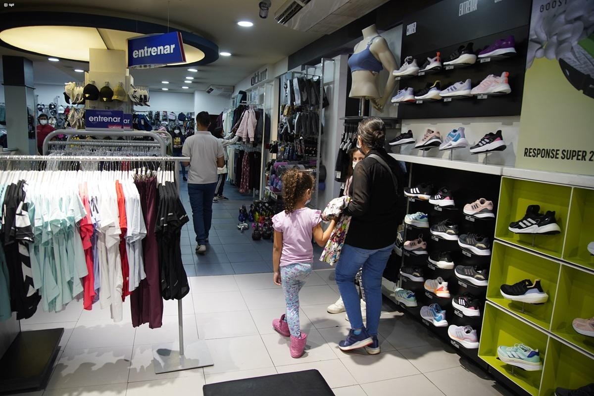 Centros comerciales de Guayaquil esperan un 50 % más de clientes por las ofertas del Black Friday. (Archivo API)