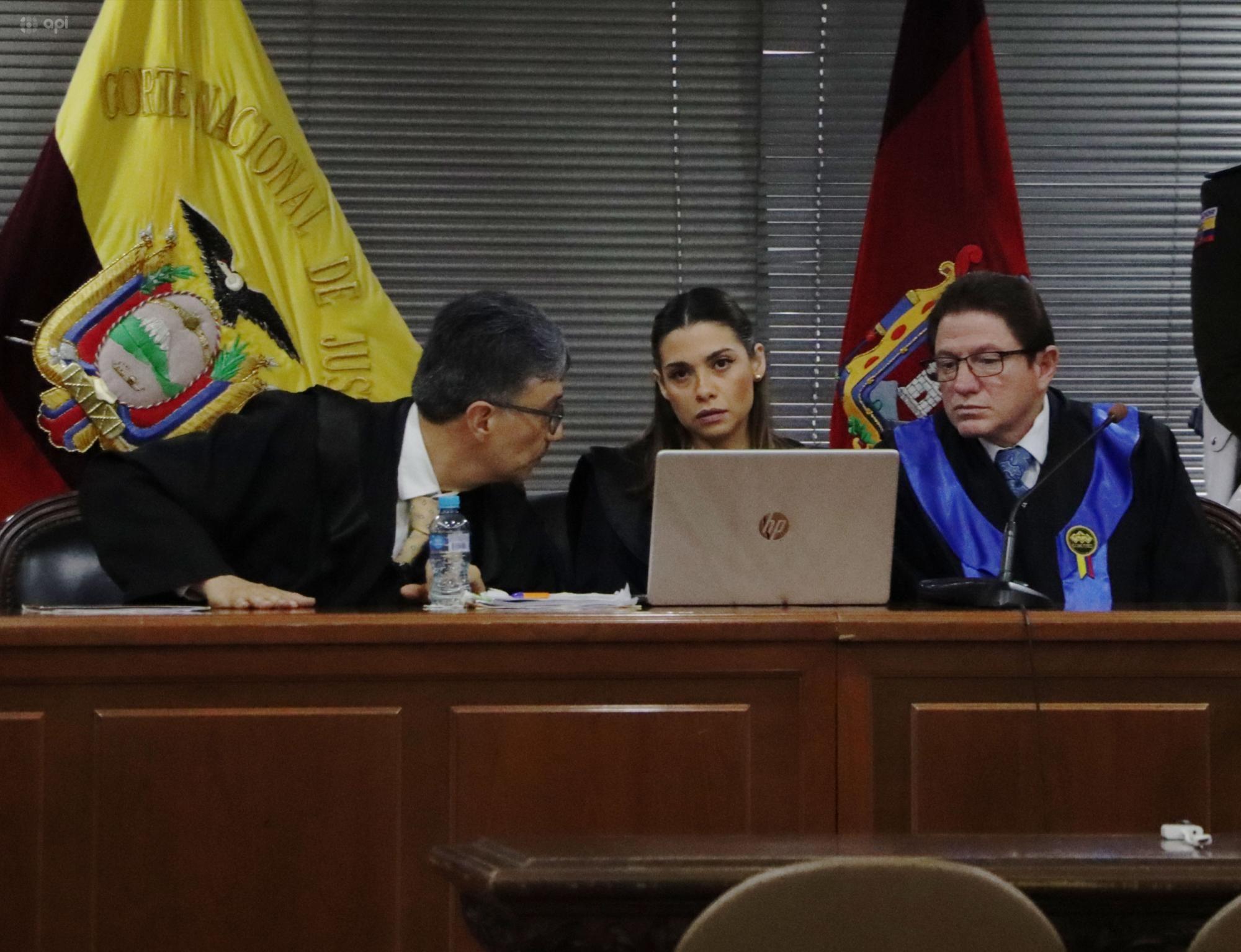 Imagen de Mercedes Caicedo, jueza ponente del tribunal del caso Metástasis, junto a Marco Rodríguez y Pablo Loayza. (API)