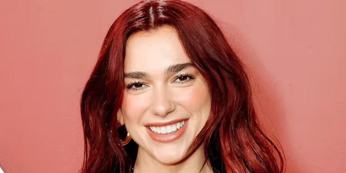 Dua Lipa actualmente porta una melena pelirroja como una forma de darle la bienvenida a su nueva canción. (RRSS)